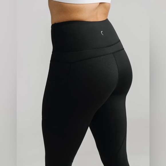 Zyia Active ZYIA Black Pocket Light n Tight Hi-rise Capri 20" RC - Picture 5 of 14